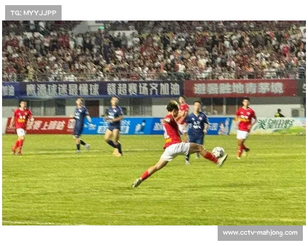 球迷热情助威校园足球赛，寒冷天气不减激情